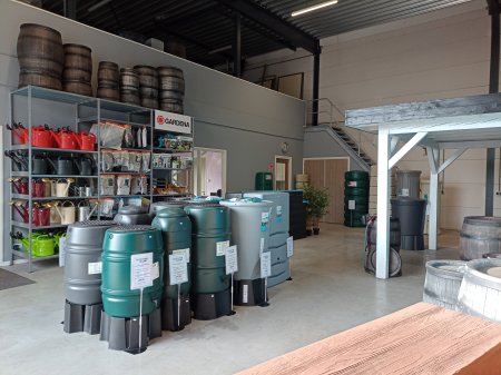 Showroom Kom kijken in onze prachtige showroom.
Hier kunt u ons grote assortiment aan regentonnen bekijken.
Zo hebben we bovengrondse regentonnen als oo
